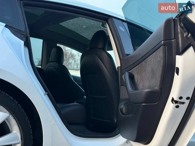 Белый Тесла Модель 3, объемом двигателя 0 л и пробегом 84 тыс. км за 15500 $, фото 40 на Automoto.ua