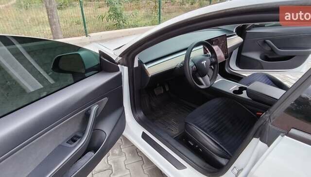 Білий Тесла Модель 3, об'ємом двигуна 0 л та пробігом 110 тис. км за 20750 $, фото 4 на Automoto.ua