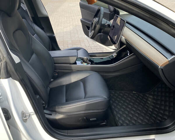 Білий Тесла Модель 3, об'ємом двигуна 0 л та пробігом 83 тис. км за 22000 $, фото 19 на Automoto.ua