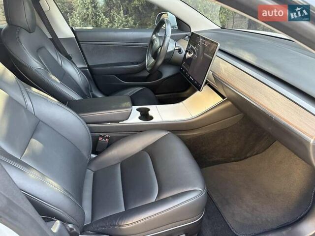 Белый Тесла Модель 3, объемом двигателя 0 л и пробегом 99 тыс. км за 23000 $, фото 10 на Automoto.ua