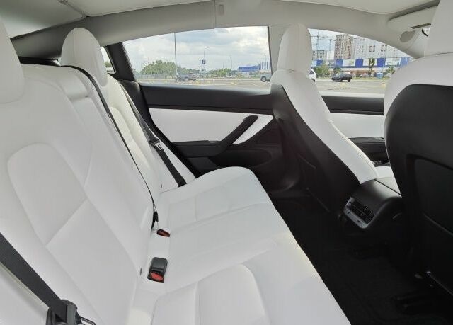 Білий Тесла Модель 3, об'ємом двигуна 0 л та пробігом 112 тис. км за 20300 $, фото 8 на Automoto.ua