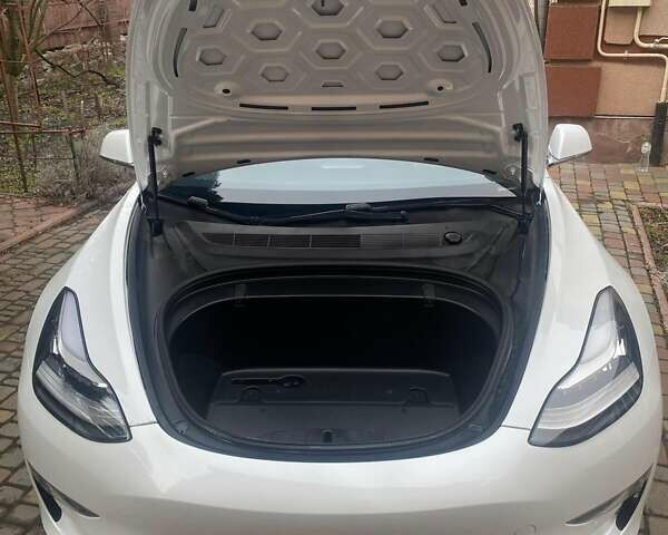 Белый Тесла Модель 3, объемом двигателя 0 л и пробегом 60 тыс. км за 16999 $, фото 11 на Automoto.ua