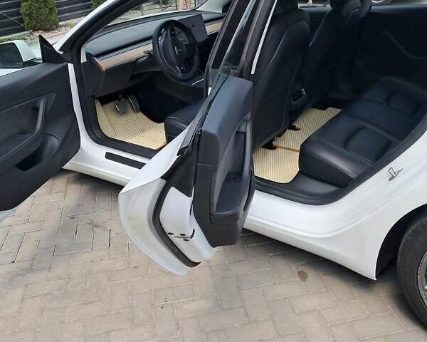 Тесла Модель 3 2020 в Ивано-Франковске на Automoto.ua Белый Тесла Модель 3, объемом двигателя 0 л и пробегом 105 тыс. км за 20950 $, фото 14 на Automoto.ua