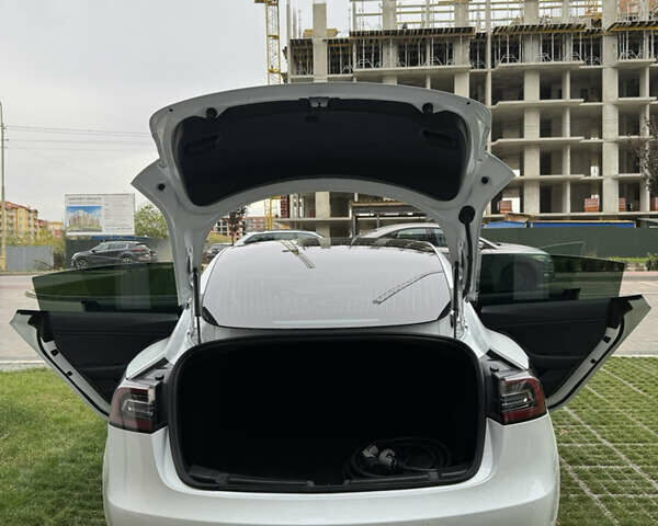 Білий Тесла Модель 3, об'ємом двигуна 0 л та пробігом 65 тис. км за 35000 $, фото 5 на Automoto.ua