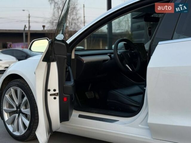 Белый Тесла Модель 3, объемом двигателя 0 л и пробегом 84 тыс. км за 15500 $, фото 7 на Automoto.ua