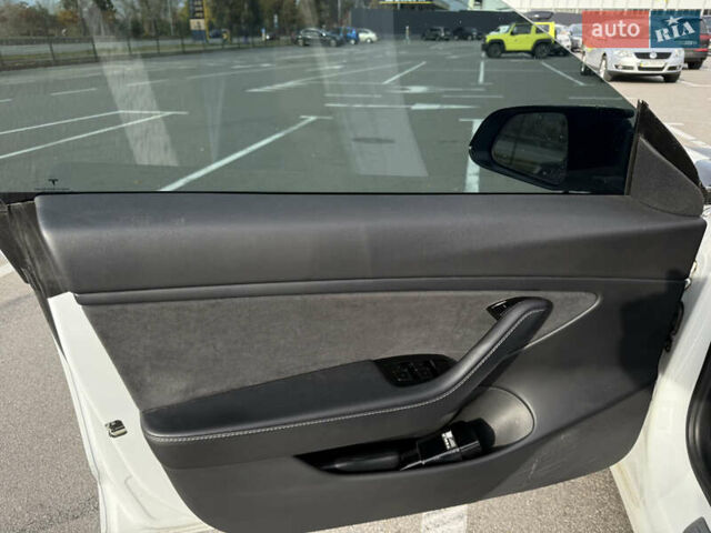 Білий Тесла Модель 3, об'ємом двигуна 0 л та пробігом 73 тис. км за 23850 $, фото 6 на Automoto.ua