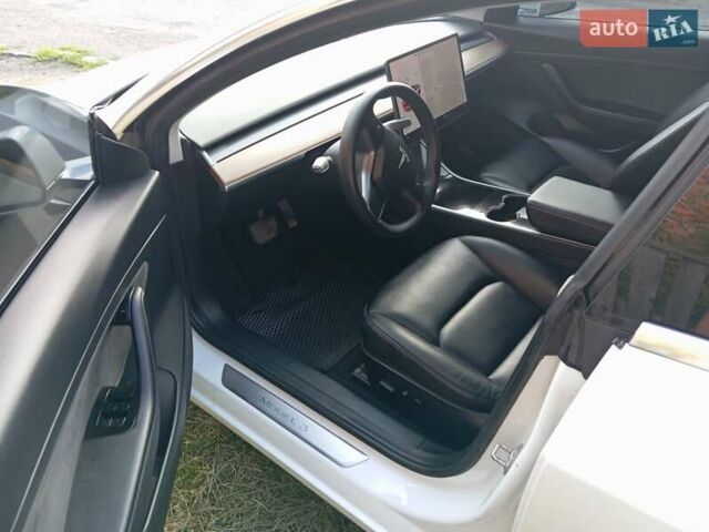 Белый Тесла Модель 3, объемом двигателя 0 л и пробегом 128 тыс. км за 16000 $, фото 4 на Automoto.ua