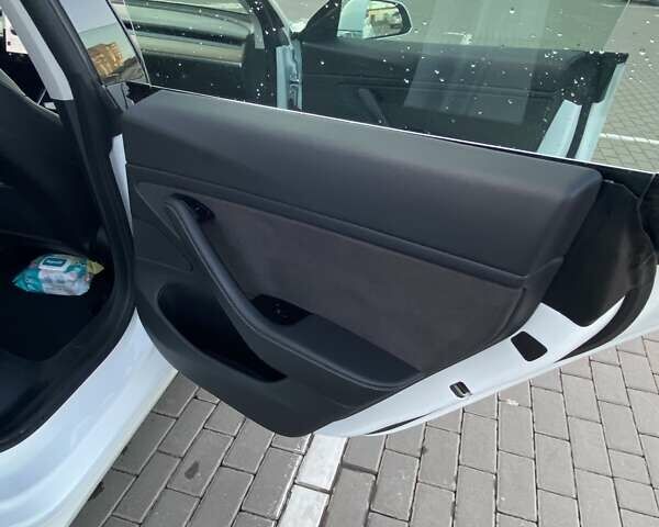 Білий Тесла Модель 3, об'ємом двигуна 0 л та пробігом 103 тис. км за 18500 $, фото 9 на Automoto.ua