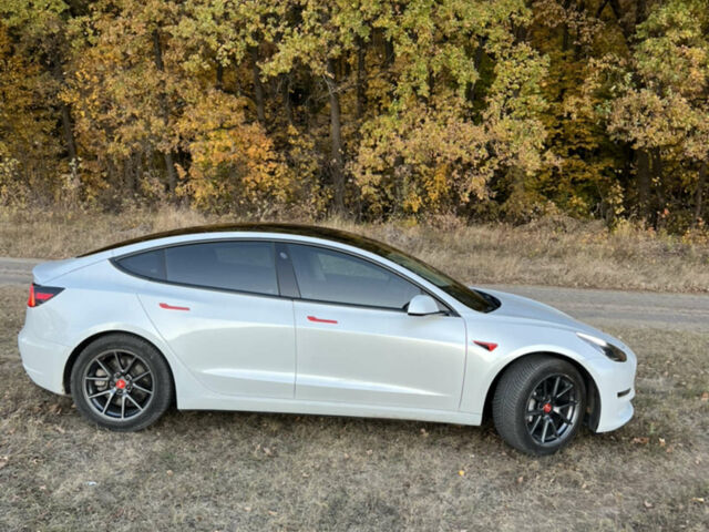 Білий Тесла Модель 3, об'ємом двигуна 0 л та пробігом 106 тис. км за 17500 $, фото 6 на Automoto.ua