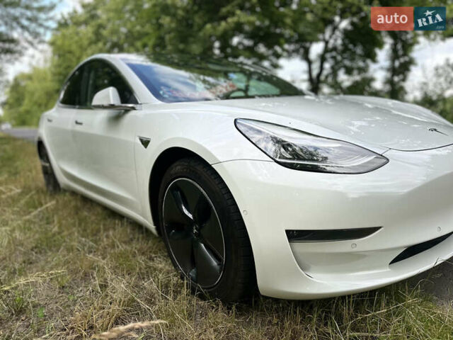 Белый Тесла Модель 3, объемом двигателя 0 л и пробегом 102 тыс. км за 18700 $, фото 1 на Automoto.ua