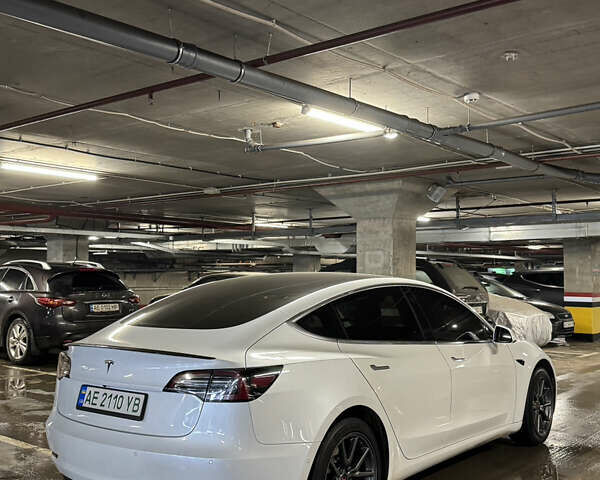 Білий Тесла Модель 3, об'ємом двигуна 0 л та пробігом 65 тис. км за 15300 $, фото 3 на Automoto.ua