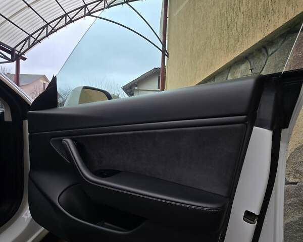 Белый Тесла Модель 3, объемом двигателя 0 л и пробегом 91 тыс. км за 17499 $, фото 24 на Automoto.ua