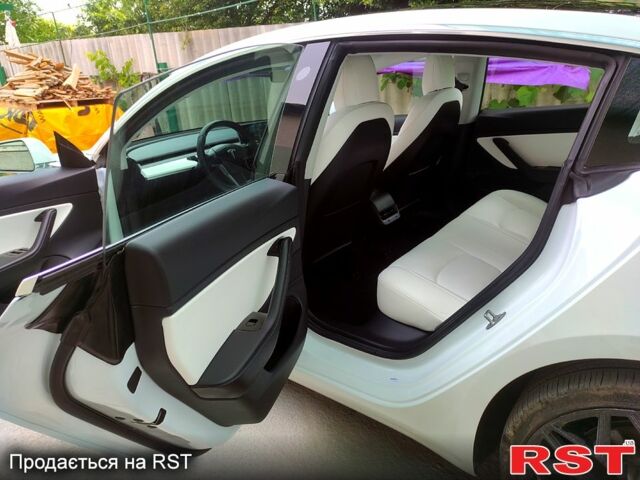 Білий Тесла Модель 3, об'ємом двигуна 0.3 л та пробігом 118 тис. км за 19300 $, фото 3 на Automoto.ua