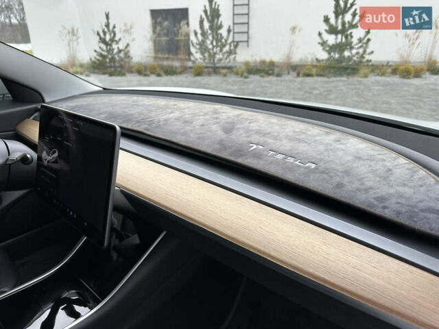 Білий Тесла Модель 3, об'ємом двигуна 0 л та пробігом 96 тис. км за 16100 $, фото 20 на Automoto.ua