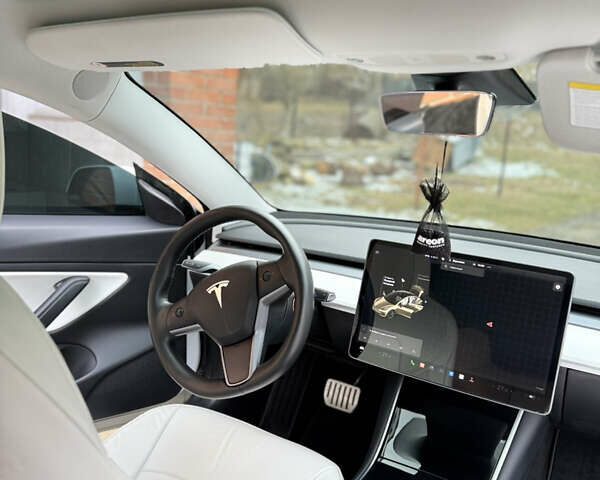 Белый Тесла Модель 3, объемом двигателя 0 л и пробегом 99 тыс. км за 22400 $, фото 9 на Automoto.ua