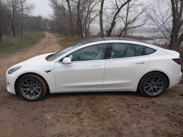 Белый Тесла Модель 3, объемом двигателя 0 л и пробегом 77 тыс. км за 16000 $, фото 4 на Automoto.ua