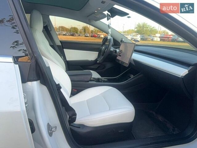 Білий Тесла Модель 3, об'ємом двигуна 0 л та пробігом 92 тис. км за 5000 $, фото 4 на Automoto.ua