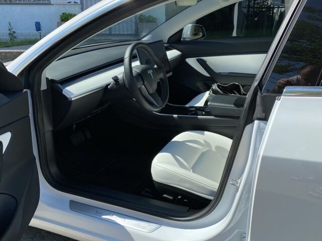 Белый Тесла Модель 3, объемом двигателя 0 л и пробегом 82 тыс. км за 20999 $, фото 5 на Automoto.ua