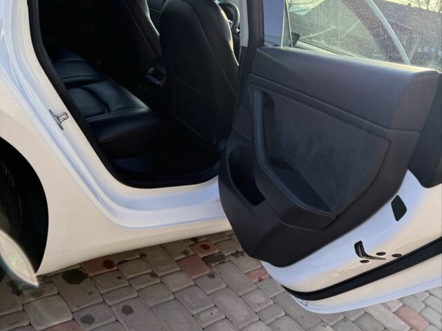 Білий Тесла Модель 3, об'ємом двигуна 0 л та пробігом 102 тис. км за 18500 $, фото 23 на Automoto.ua