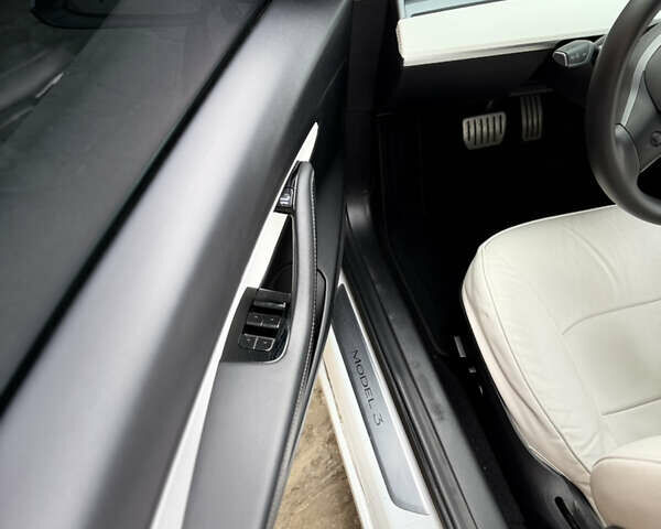 Белый Тесла Модель 3, объемом двигателя 0 л и пробегом 99 тыс. км за 22400 $, фото 19 на Automoto.ua