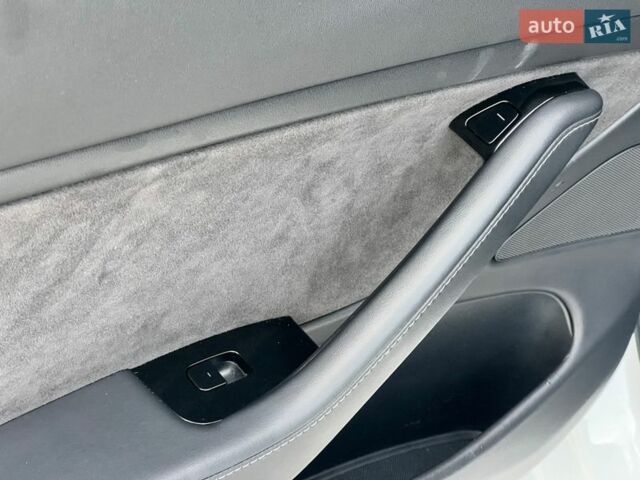 Белый Тесла Модель 3, объемом двигателя 0 л и пробегом 90 тыс. км за 18999 $, фото 35 на Automoto.ua