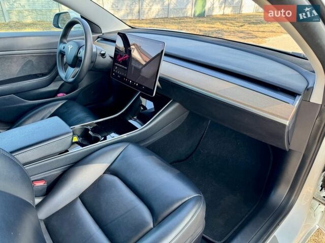 Белый Тесла Модель 3, объемом двигателя 0 л и пробегом 93 тыс. км за 13999 $, фото 23 на Automoto.ua