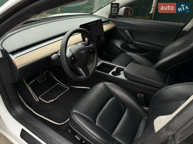 Белый Тесла Модель 3, объемом двигателя 0 л и пробегом 65 тыс. км за 16900 $, фото 6 на Automoto.ua