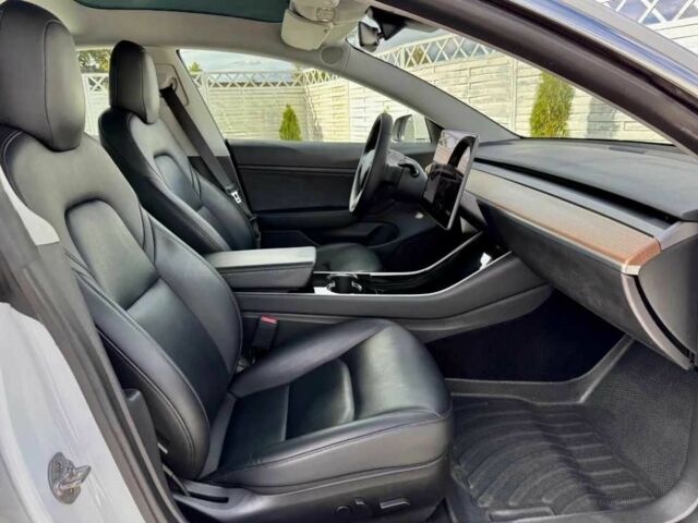 Белый Тесла Модель 3, объемом двигателя 0 л и пробегом 49 тыс. км за 13500 $, фото 4 на Automoto.ua