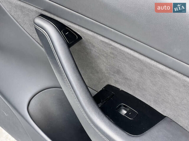 Белый Тесла Модель 3, объемом двигателя 0 л и пробегом 90 тыс. км за 19999 $, фото 48 на Automoto.ua