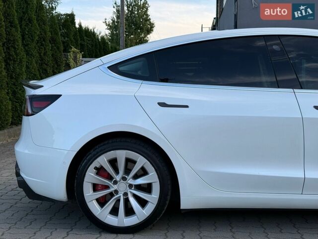 Белый Тесла Модель 3, объемом двигателя 0 л и пробегом 120 тыс. км за 15199 $, фото 24 на Automoto.ua