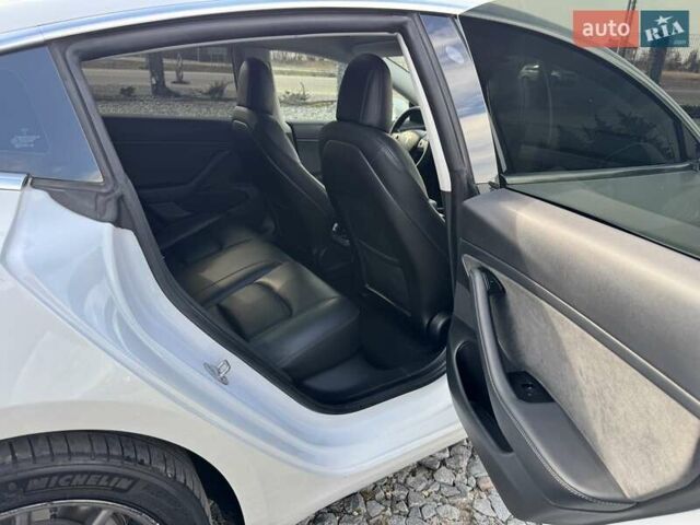 Белый Тесла Модель 3, объемом двигателя 0 л и пробегом 130 тыс. км за 17950 $, фото 26 на Automoto.ua
