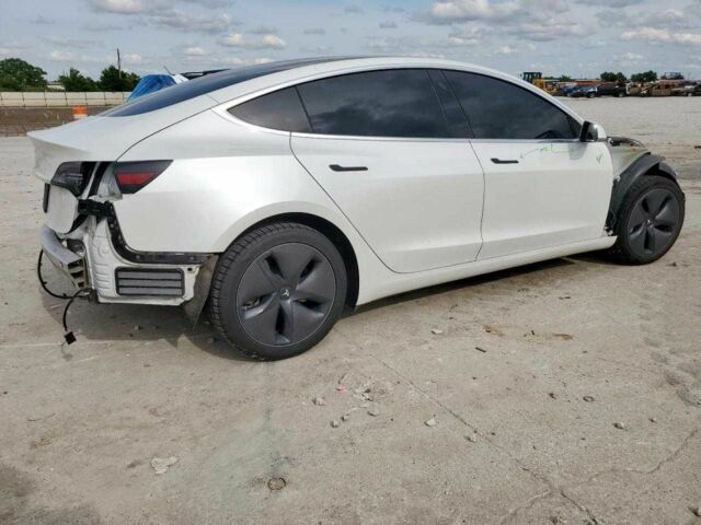 Белый Тесла Модель 3, объемом двигателя 0 л и пробегом 190 тыс. км за 9500 $, фото 3 на Automoto.ua