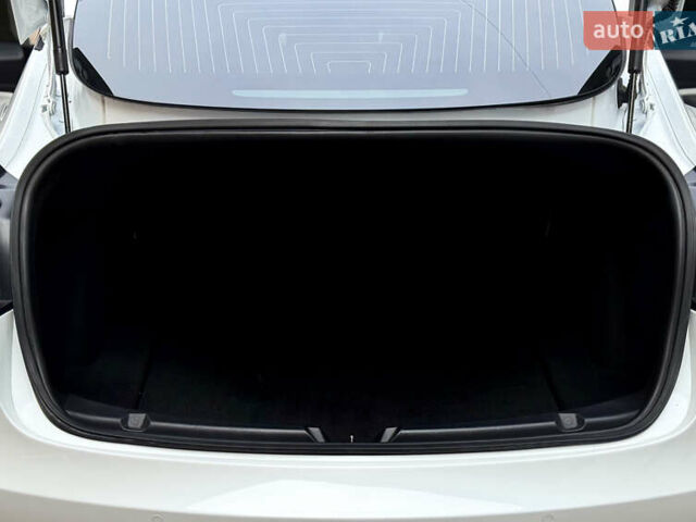 Білий Тесла Модель 3, об'ємом двигуна 0 л та пробігом 67 тис. км за 18600 $, фото 19 на Automoto.ua