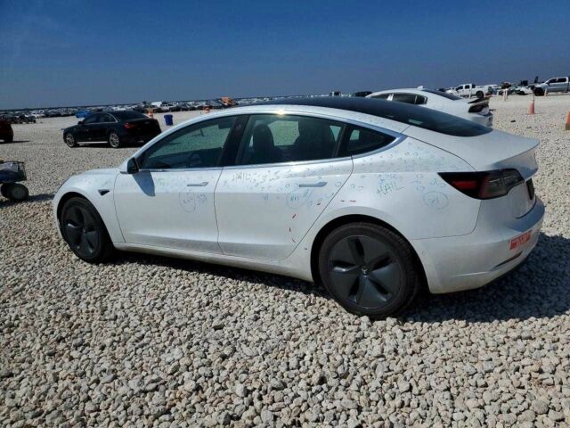 Белый Тесла Модель 3, объемом двигателя 0 л и пробегом 104 тыс. км за 4600 $, фото 1 на Automoto.ua