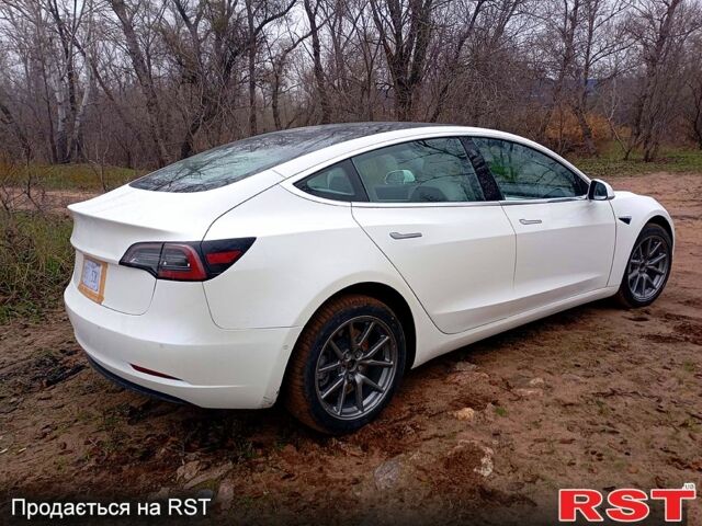 Белый Тесла Модель 3, объемом двигателя 75 л и пробегом 77 тыс. км за 16000 $, фото 6 на Automoto.ua