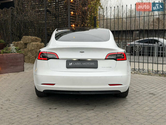 Білий Тесла Модель 3, об'ємом двигуна 0 л та пробігом 111 тис. км за 19900 $, фото 5 на Automoto.ua