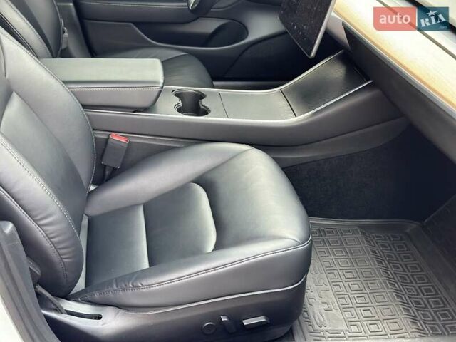 Білий Тесла Модель 3, об'ємом двигуна 0 л та пробігом 59 тис. км за 22500 $, фото 7 на Automoto.ua