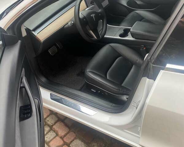 Белый Тесла Модель 3, объемом двигателя 0 л и пробегом 60 тыс. км за 16999 $, фото 6 на Automoto.ua