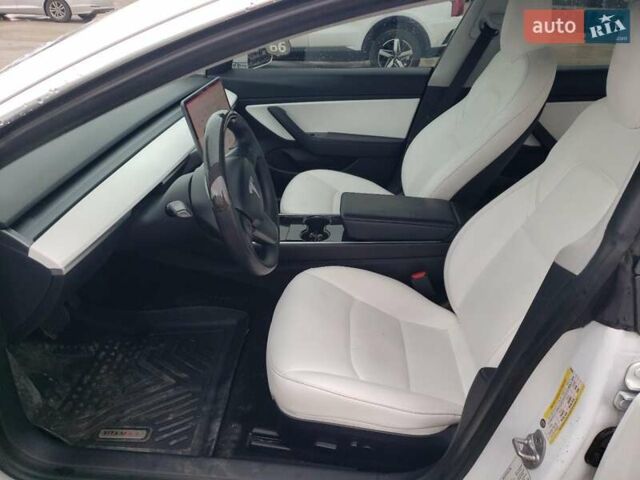 Білий Тесла Модель 3, об'ємом двигуна 0 л та пробігом 95 тис. км за 2750 $, фото 8 на Automoto.ua