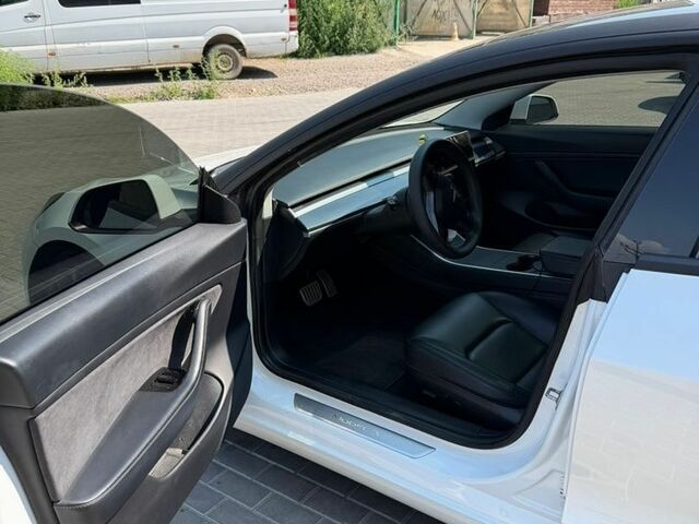 Білий Тесла Модель 3, об'ємом двигуна 0 л та пробігом 119 тис. км за 19950 $, фото 8 на Automoto.ua
