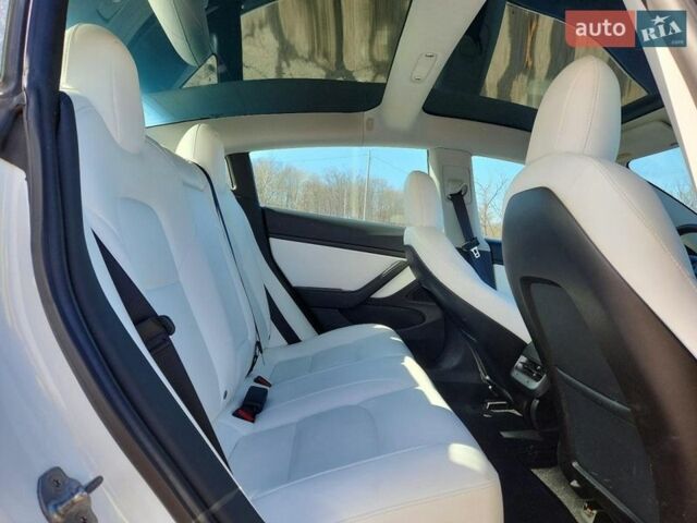 Білий Тесла Модель 3, об'ємом двигуна 0 л та пробігом 93 тис. км за 5500 $, фото 3 на Automoto.ua