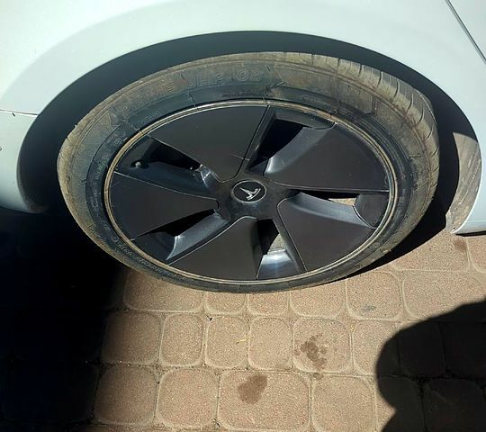 Білий Тесла Модель 3, об'ємом двигуна 0.18 л та пробігом 98 тис. км за 15000 $, фото 10 на Automoto.ua