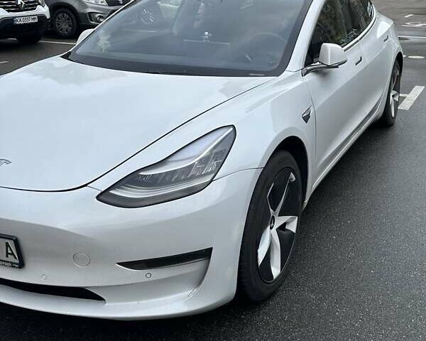 Білий Тесла Модель 3, об'ємом двигуна 0 л та пробігом 43 тис. км за 18000 $, фото 1 на Automoto.ua