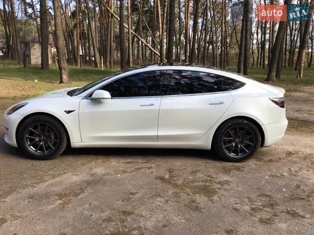 Белый Тесла Модель 3, объемом двигателя 0 л и пробегом 70 тыс. км за 20300 $, фото 4 на Automoto.ua