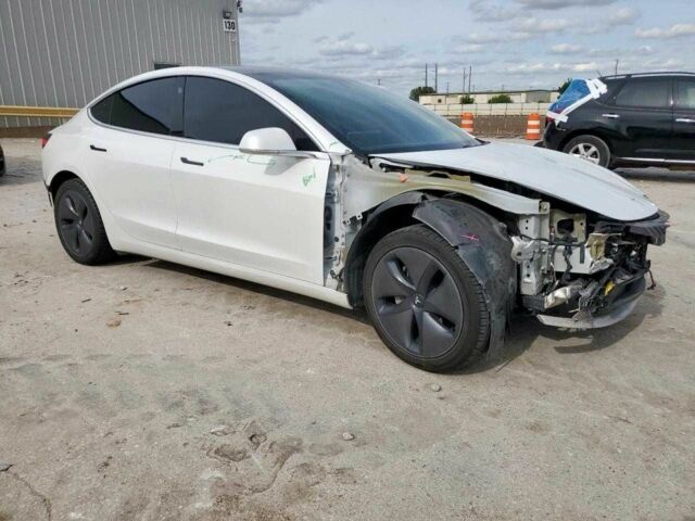 Белый Тесла Модель 3, объемом двигателя 0 л и пробегом 190 тыс. км за 9500 $, фото 4 на Automoto.ua