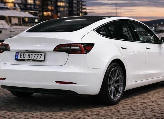 Білий Тесла Модель 3, об'ємом двигуна 0 л та пробігом 133 тис. км за 14100 $, фото 2 на Automoto.ua