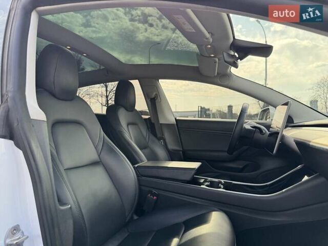 Белый Тесла Модель 3, объемом двигателя 0 л и пробегом 130 тыс. км за 17950 $, фото 33 на Automoto.ua