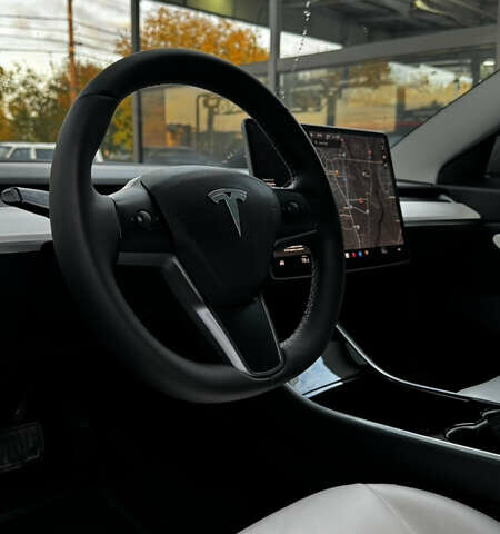 Білий Тесла Модель 3, об'ємом двигуна 0 л та пробігом 145 тис. км за 15999 $, фото 9 на Automoto.ua