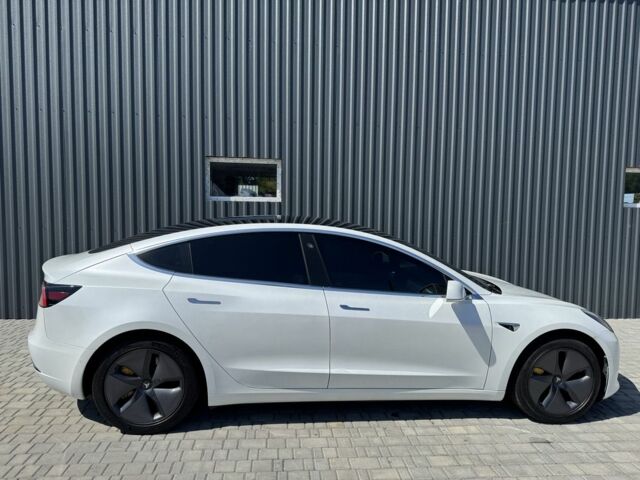 Білий Тесла Модель 3, об'ємом двигуна 0 л та пробігом 121 тис. км за 18400 $, фото 3 на Automoto.ua