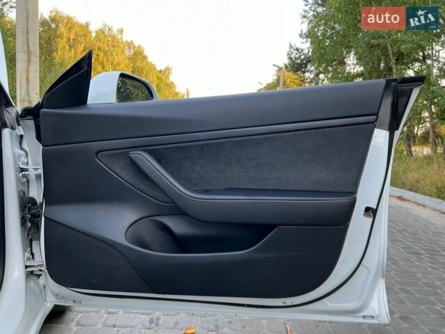Білий Тесла Модель 3, об'ємом двигуна 0 л та пробігом 20 тис. км за 18200 $, фото 54 на Automoto.ua